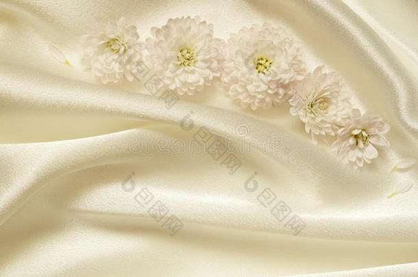 带花的白色杂乱褶皱织物