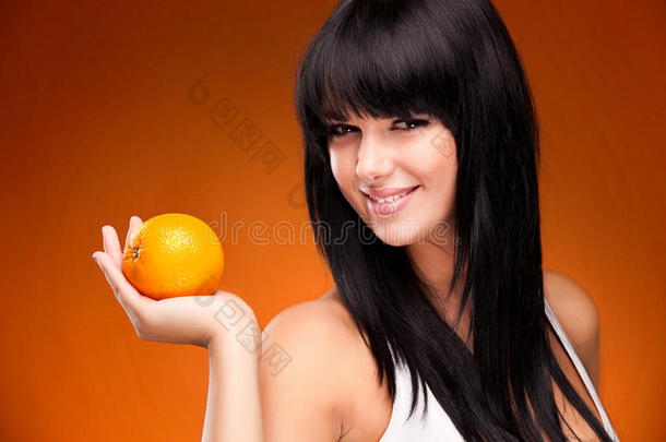 漂亮的黑发女人，橙色背景，橙色
