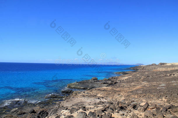 白沫拍打海岸石的汹涌海浪