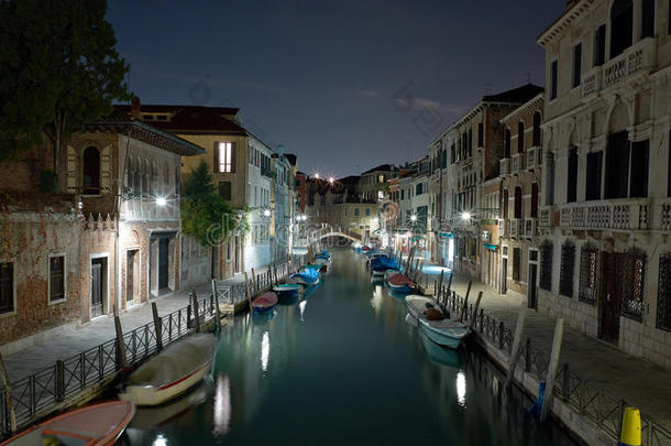 威尼斯的<strong>灯光</strong>在夜间长时间<strong>照射</strong>。