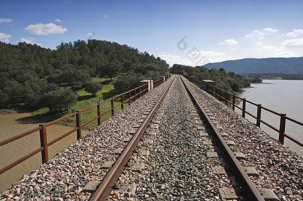 科尔多瓦-阿尔莫乔恩铁路线，拉斯纳瓦斯大桥，从<strong>普洱</strong>斯市可以看到前景，市政府