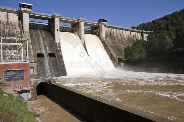 瓜迪亚托puente nuevo河水库暴雨后的排水