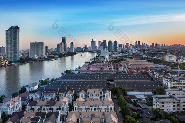 城市天际线，湄南河，曼谷，泰国。