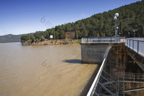 瓜迪亚托puente nuevo河水库暴雨后的排水