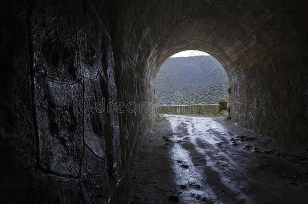 jandula水库，jandula水库花岗岩和板岩山中开挖的隧道