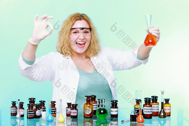 化学家女人拿着玻璃器皿可以签字手势被隔离