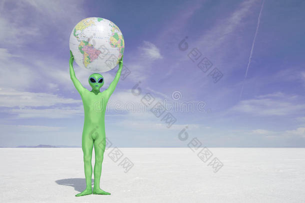 绿色外星人将地球举过白色沙漠星球