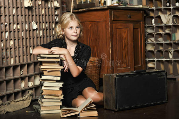怀旧风格的少女拿着一摞书