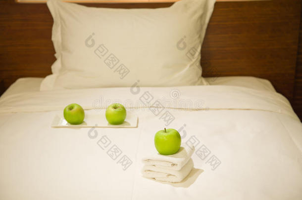 床上的苹果和毛巾