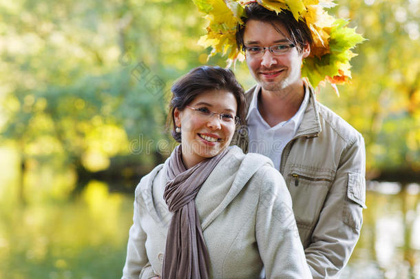 秋季<strong>户外约会</strong>时，一对年轻夫妇在公园里爱上了秋天的枫叶。