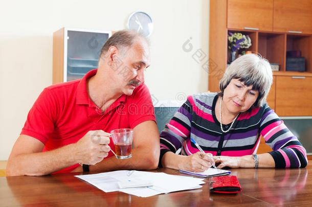 成熟夫妇一起填写<strong>问卷</strong>