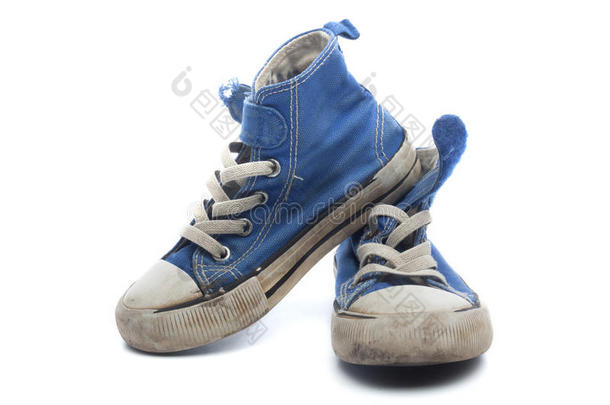 一双又脏又破的蓝色童鞋