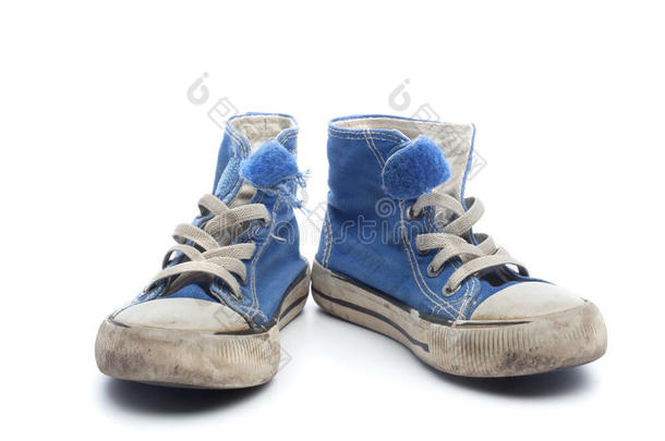 一双又脏又破的蓝色童鞋
