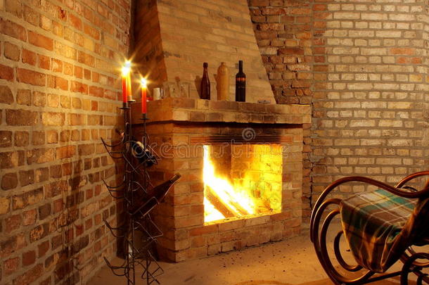 复古室内，壁炉和蜡烛旁的摇椅