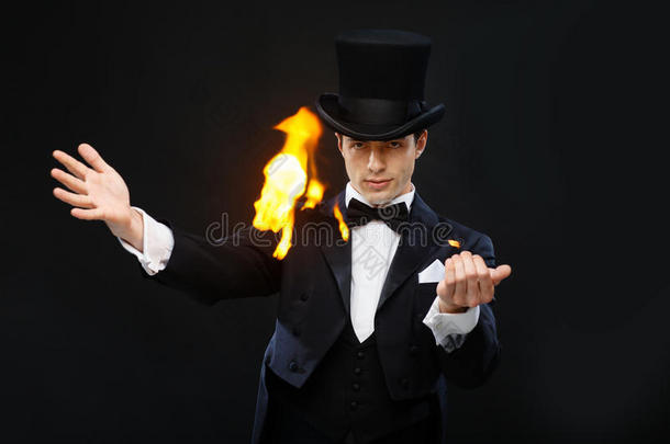 戴礼帽的魔术师用火表演魔术