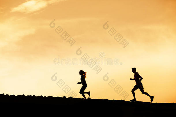 男人和女人在夕阳下奔跑