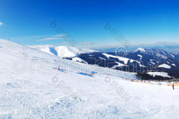 雅斯娜滑雪场免费乘车区全景