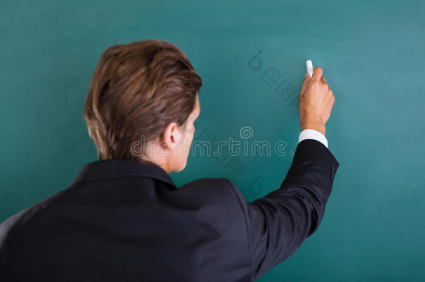 教授<strong>在黑板上写字</strong>