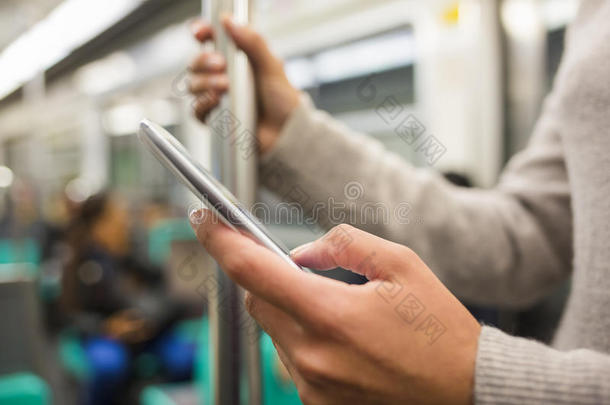 在地铁里用手机的女人