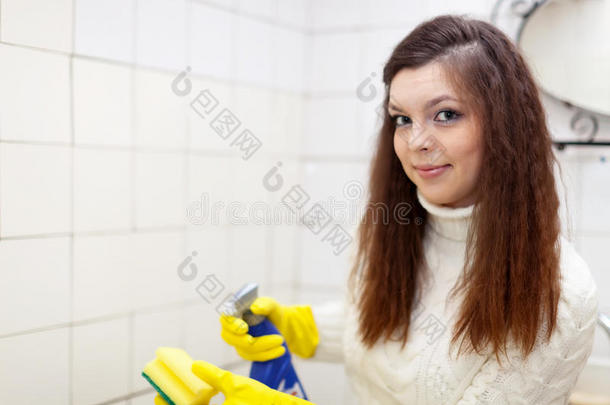 女人在浴室打扫