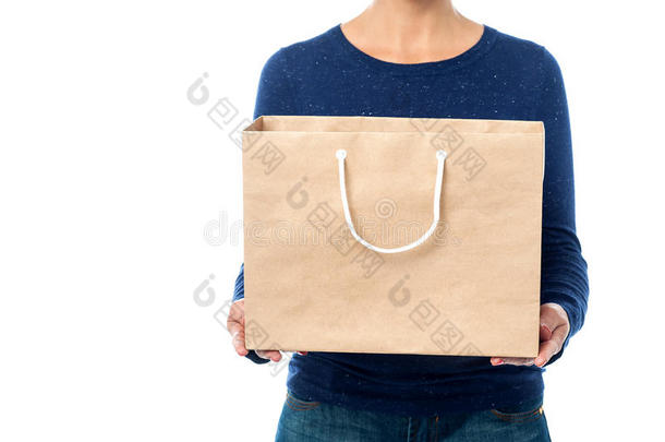 女士拿着购物袋，剪短的形象。