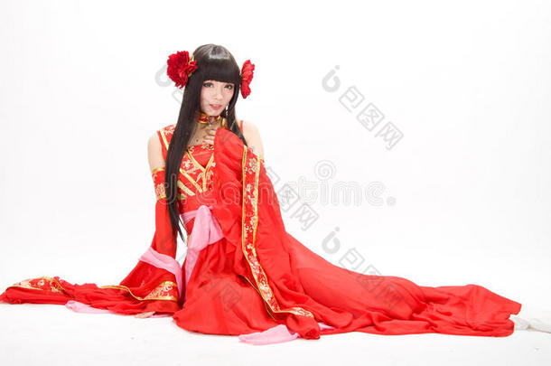 亚洲<strong>中国风</strong>格的女孩穿着红色传统服装舞者坐着