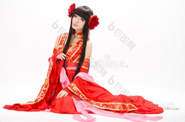 亚洲中国风格的女孩穿着红色传统服装舞者坐着
