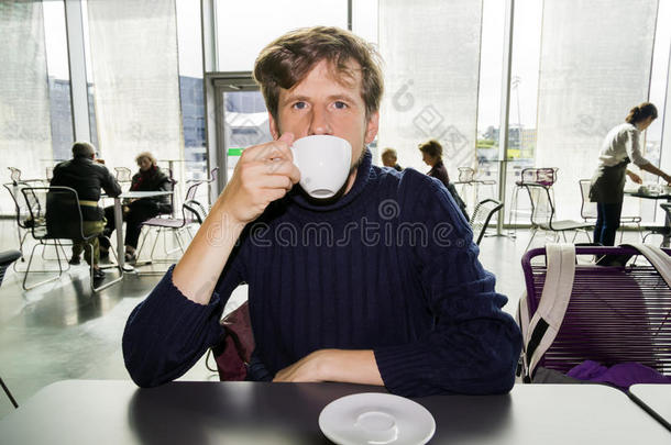 在咖啡馆喝咖啡的年轻人