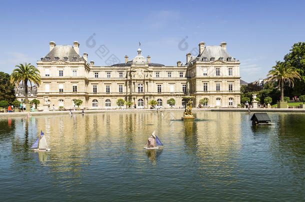 法国巴黎<strong>卢森堡公园</strong>池中的传统小型木制帆船