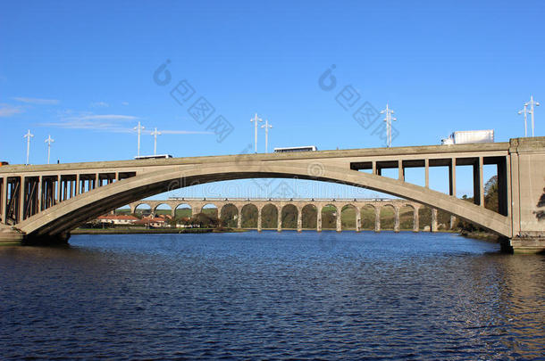 特威德河上的桥就在伯威克特威德。
