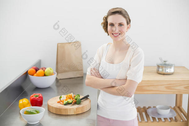 黑发女子在厨房摆姿势，<strong>双手交叉</strong>放在厨房里
