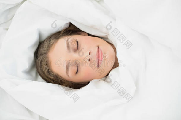 躺在床上睡在被子里的漂亮女人