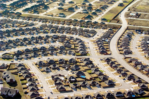 新住宅的开发从空中角度说明了城市的扩张