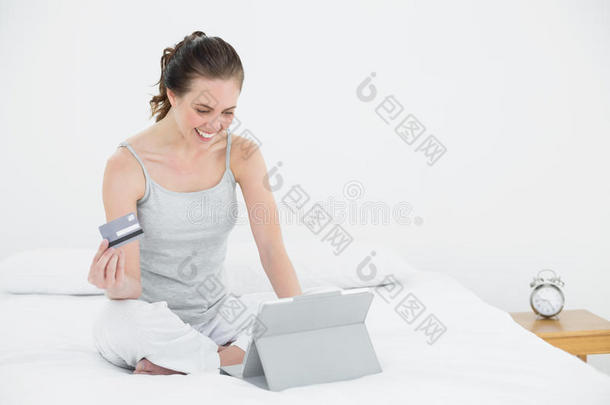 在床上上网购物的女人