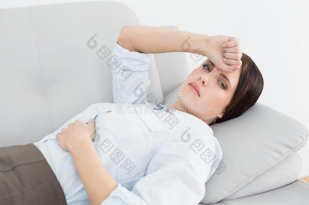 一个衣冠楚楚的女人躺在沙发上