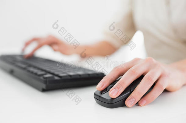 女商人使用键盘和鼠标的正中<strong>部位</strong>