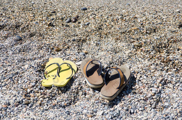 沙滩上海边的沙滩鞋。