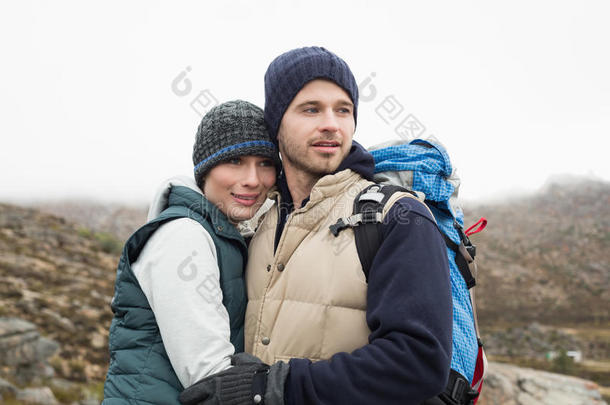 一对相亲相爱的夫妇在乡村徒步旅行