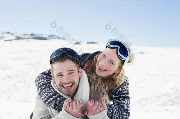 在雪地上戴着滑雪镜的快乐夫妇