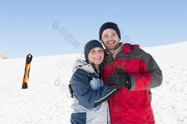 雪地滑雪板为背景的幸福情侣