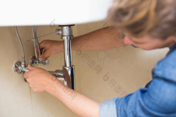 修理浴室洗手盆排水管的水管工