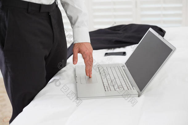 商务人士在酒店房间使用笔记本电脑
