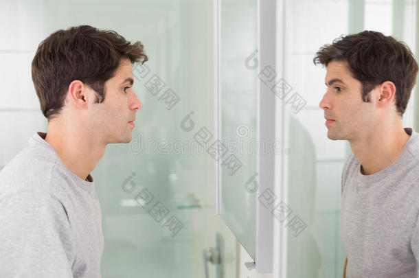 紧张的<strong>男人</strong>在浴室镜子里看着自己