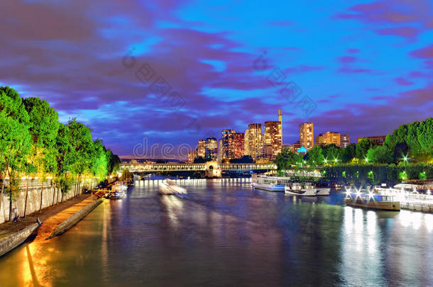 城市，从塞纳河俯瞰巴黎的城市景色。