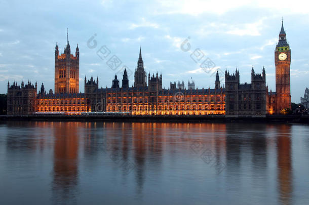 大本钟和<strong>英国</strong>泰晤士河议会<strong>大厦</strong>的著名美丽夜景