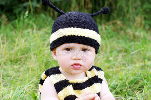 穿着蜜蜂服装的体贴宝宝