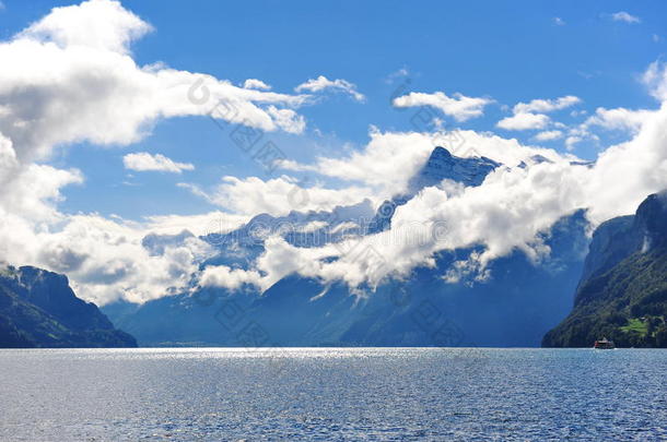 瑞士刀谷布吕宁风景湖与山地景观