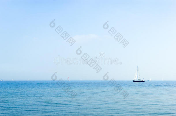 以帆船为背景的<strong>蓝天海</strong>景。