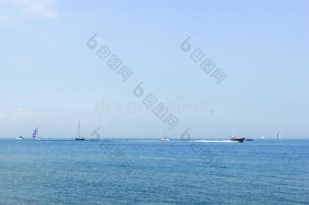 以帆船为背景的蓝天海景。