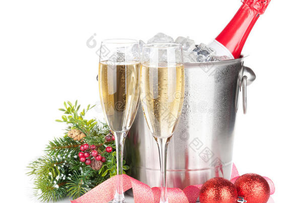 冰桶里的香槟瓶，两个玻璃杯和圣诞装饰